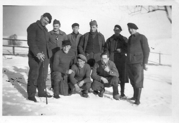 acroupi à droite Louis CHOVELON