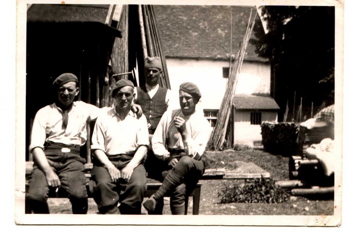 René Hiblot avec d'autres prisonniers