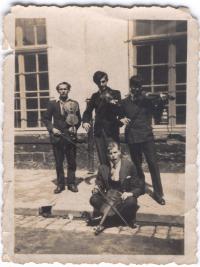 Musiciens: mon père, le 1er à gauche